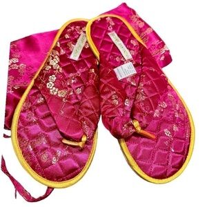 SECRET FANTASIES, WOMENS, CHINESE MADE, QUILTED, HOUSESHOES.  SIZE L